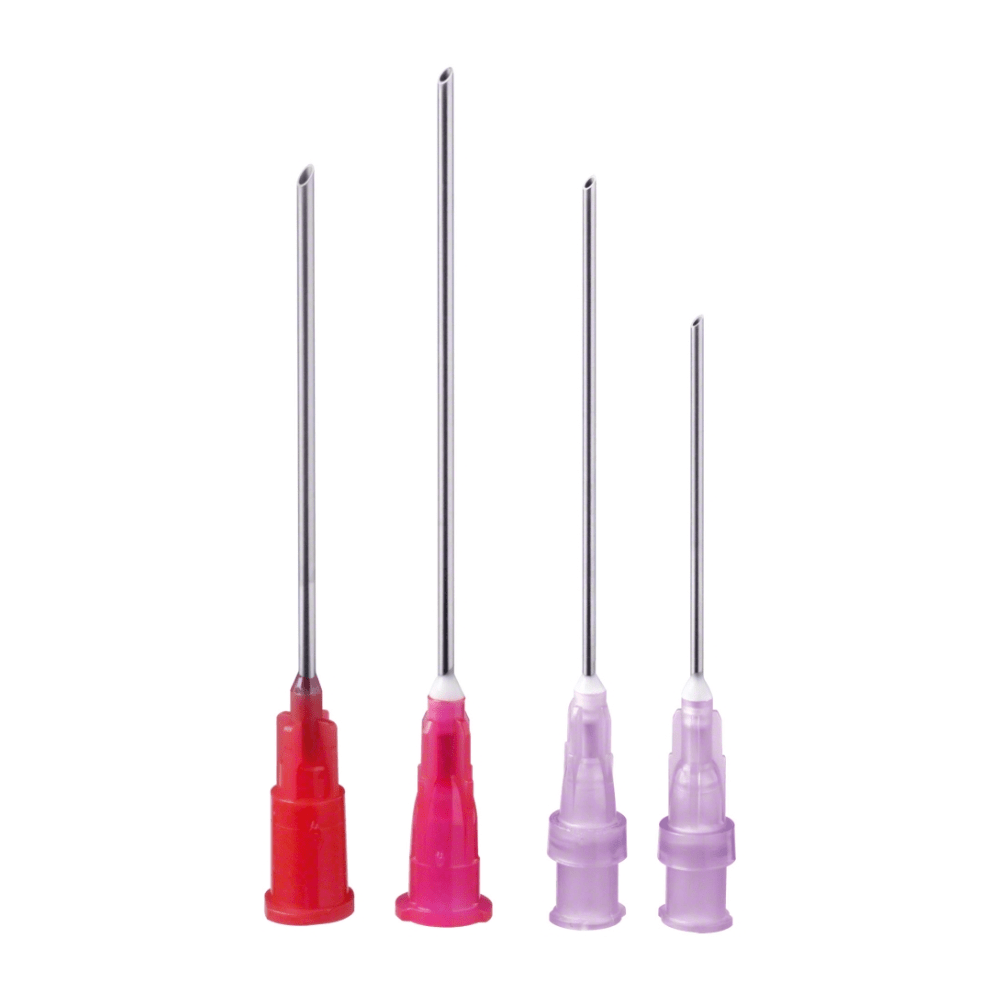 Quatro agulhas de extração semi-rombas B.Braun Sterican® Mix, fabricadas pela B. Braun Deutschland GmbH & Co. KG, estão dispostas lado a lado. Duas têm tampas de plástico vermelhas e duas tampas violetas, o que indica tamanhos diferentes. As agulhas metálicas estão sobre um fundo branco.