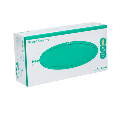 Uma caixa de B. Braun Vasco® Luvas de Exame de Látex Sensíveis no tamanho Médio (7-8) da B. Braun Deutschland GmbH & Co. KG é entregue em uma embalagem predominantemente branca e verde com um símbolo de mão, indicando que essas luvas são sem pó e feitas de material de látex natural para aplicações sensíveis.