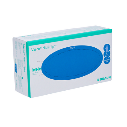 Caixa com luvas de exame de nitrilo Vasco® Nitril light B. Braun da B. Braun Deutschland GmbH & Co. KG no tamanho S, decorada com um design oval azul central. A caixa predominantemente branca é destacada com acentos verdes e azuis e estas luvas sem pó são perfeitas para pessoas com alergia ao látex.