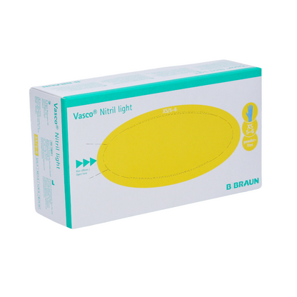 Caixa com luvas de exame de nitrilo Vasco® Nitril light B. Braun, 150 unidades, tamanho XS (5-6), da B. Braun Deutschland GmbH & Co. KG. Estas luvas de exame de nitrilo são ideais para pessoas com alergia ao látex. A embalagem é principalmente branca com acentos verdes e amarelos e apresenta um design oval amarelo marcante na frente.