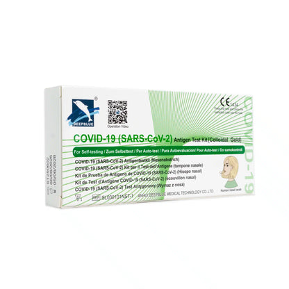 Um kit de teste rápido de antígeno para COVID-19 LAIENTEST 1 da Altruan, de cor azul-escuro, está ilustrado sobre um fundo branco. A embalagem é branca e verde, com texto multilingue e uma ilustração de uma cabeça humana.