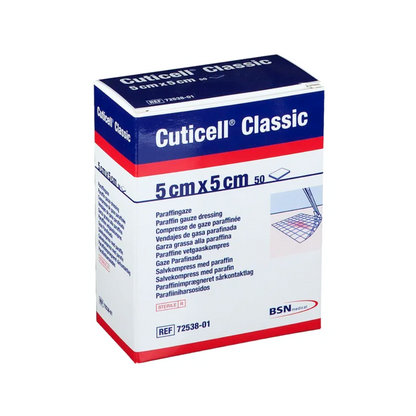 Caixa com BSN Cuticell® Classic compressa estéril de pomada com parafina da BSN Medical GmbH, tamanho 5 cm x 5 cm, ideal para drenagem de feridas. A embalagem contém detalhes do produto em várias línguas e o número de referência 72538-01.