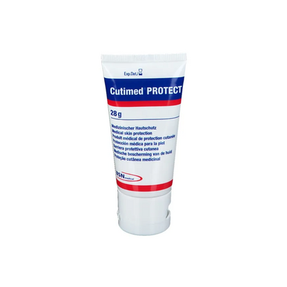 Um tubo de 28 gramas de creme protetor BSN Cutimed® Protect da BSN medical GmbH (essity) é predominantemente branco, as inscrições são em vermelho e azul e mostram texto em várias línguas. O logotipo da marca e outros detalhes do produto estão impressos na frente e destacam as propriedades hidratantes.