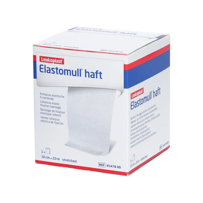 Uma caixa de BSN Elastomull® haft, uma bandagem de fixação elástica da BSN Medical GmbH. A caixa é predominantemente branca com acentos azuis e vermelhos e mostra na frente detalhes e especificações do produto.