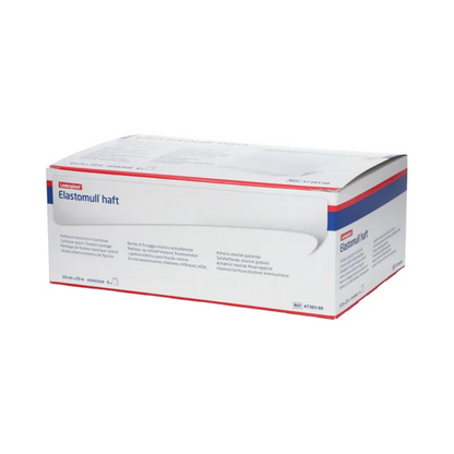 Uma caixa de BSN Elastomull® haft, uma bandagem de gaze elástica branca da BSN Medical GmbH, está exposta. A embalagem apresenta acentos azuis e vermelhos que destacam o rótulo como uma bandagem de fixação elástica. O texto na caixa contém informações e especificações do produto em vários idiomas.