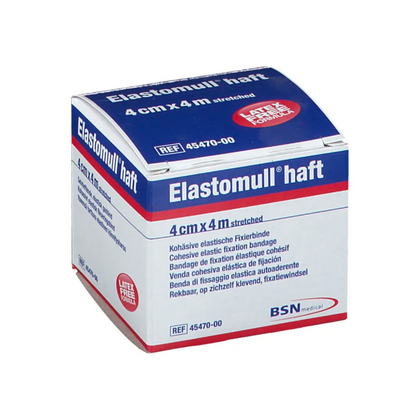Uma caixa de BSN Elastomull® haft, uma bandagem de fixação elástica com polímero sem látex. A embalagem é branca com texto azul e vermelho, o tamanho é indicado como 4 cm x 4 m esticado, etiqueta da BSN Medical GmbH.
