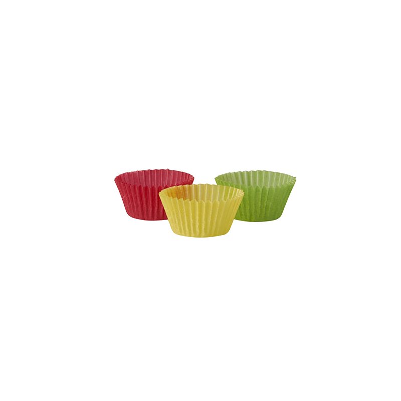 Três formas de cupcake coloridas da coleção de formas de PAPSTAR Ø 2,4 cm apresentam-se elegantemente sobre um fundo branco simples. As formas com estrutura de pergaminho, que a PAPSTAR GmbH oferece nas cores vermelho, amarelo e verde, estão dispostas em uma formação triangular atraente.