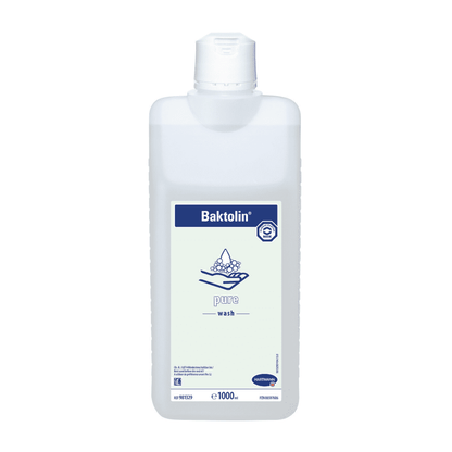 Uma garrafa de 1000 ml de loção de lavagem Hartmann Baktolin® pure com rótulo branco e azul, um logotipo com duas mãos sob gotas de água e formulada com tensioativos suaves para a pele.