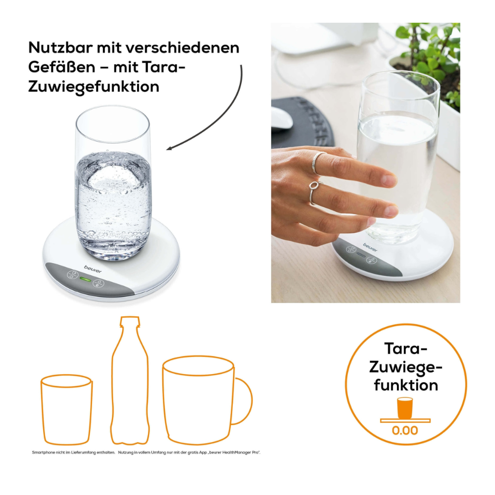 Das Bild zeigt eine digitale Küchenwaage mit einem darauf platzierten Glas Wasser und der Tara-Funktion. Daneben ist eine Nahaufnahme einer Hand zu sehen, die ein Glas Wasser hält. Darunter sind Symbole verschiedener Behälter zu sehen, die zum Wiegen verwendet werden können. Erleben Sie Präzision mit dem Beurer DM 20 Trinkmanager der Beurer GmbH.