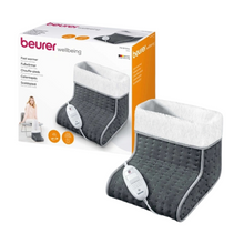 Imagem do Beurer FW 20 Cosy grey aquecedor de pés da Beurer GmbH. O produto é cinza com uma borda branca e possui um controlador com 3 níveis de temperatura, certificado segundo OEKO-TEX® STANDARD 100. A embalagem ao fundo mostra uma imagem do aquecedor de pés, bem como um texto multilíngue que descreve o seu uso.