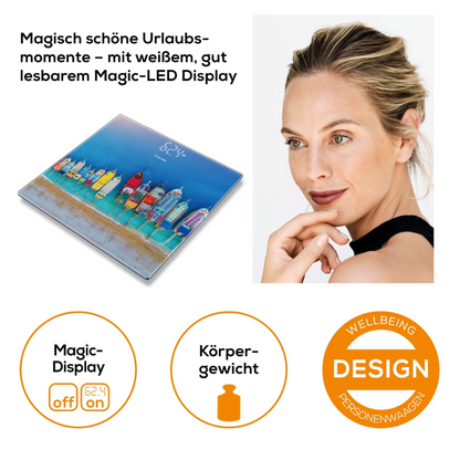 Um visor digital para a balança de vidro Beurer GS 215 da Beurer GmbH com um motivo vibrante de casa de praia e um Magic-LED-Display de fácil leitura. No lado direito, vê-se o retrato de uma mulher loira. Três símbolos abaixo destacam o Magic-Display, a medição do peso corporal e o design desta balança.