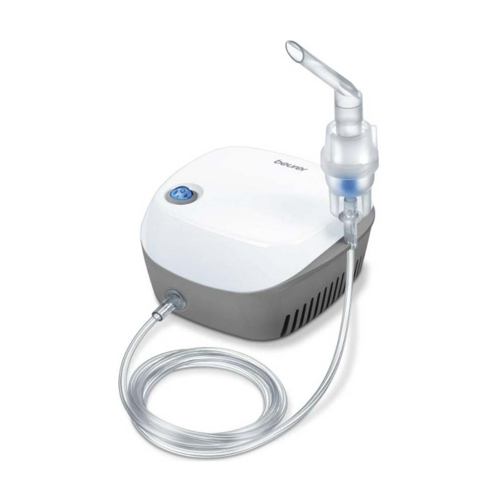 O Inalador Beurer IH 18 é um dispositivo nebulizador branco-cinza com um bocal de plástico transparente e uma mangueira conectada, ideal para asmáticos ou pessoas com outras doenças respiratórias. Ele possui um botão de ligar na parte superior, aberturas de ventilação na lateral e o nome da marca da Beurer GmbH, visível na parte superior.
