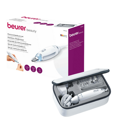 Abgebildet ist das Beurer MP 62 Manicure/Pedicure set da Beurer GmbH. O conjunto em embalagem roxo-branca com vários acessórios contém uma bolsa aberta com fecho de correr. A embalagem destaca vários detalhes do produto, incluindo a lixa de unhas prática para um trabalho preciso.