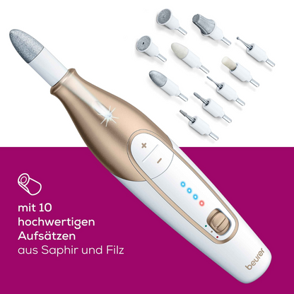 O aparelho elétrico de manicure e pedicure Beurer MP 64 da Beurer GmbH, com design em dourado e branco e botões de operação, é fornecido com dez acessórios de alta qualidade em safira e feltro. Acima do aparelho, em fundo violeta, está ilustrado: "com 10 acessórios de alta qualidade em safira e feltro".