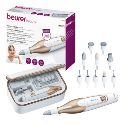 Imagem de um conjunto de manicure/pedicure MP 64 Beurer da Beurer GmbH. O conjunto inclui um aparelho elétrico de lixar unhas com acessórios de safira e feltro, um estojo de armazenamento e uma caixa de embalagem. Na embalagem estão uma imagem do produto e de uma pessoa, bem como um texto com especificações detalhadas do produto.