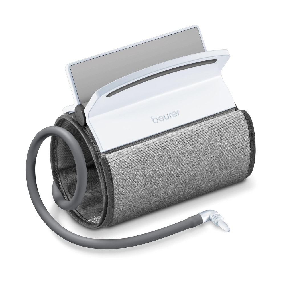 Uma braçadeira universal enrolada Beurer para medidor de pressão arterial BM 51 com monitor digital branco conectado. Da braçadeira universal sai um tubo flexível que termina em uma peça de conexão, destinada a conectar-se a um dispositivo de medição. A tela do monitor ligeiramente inclinada é parcialmente visível. Adequado para circunferências de braço de 22 - 42 cm.