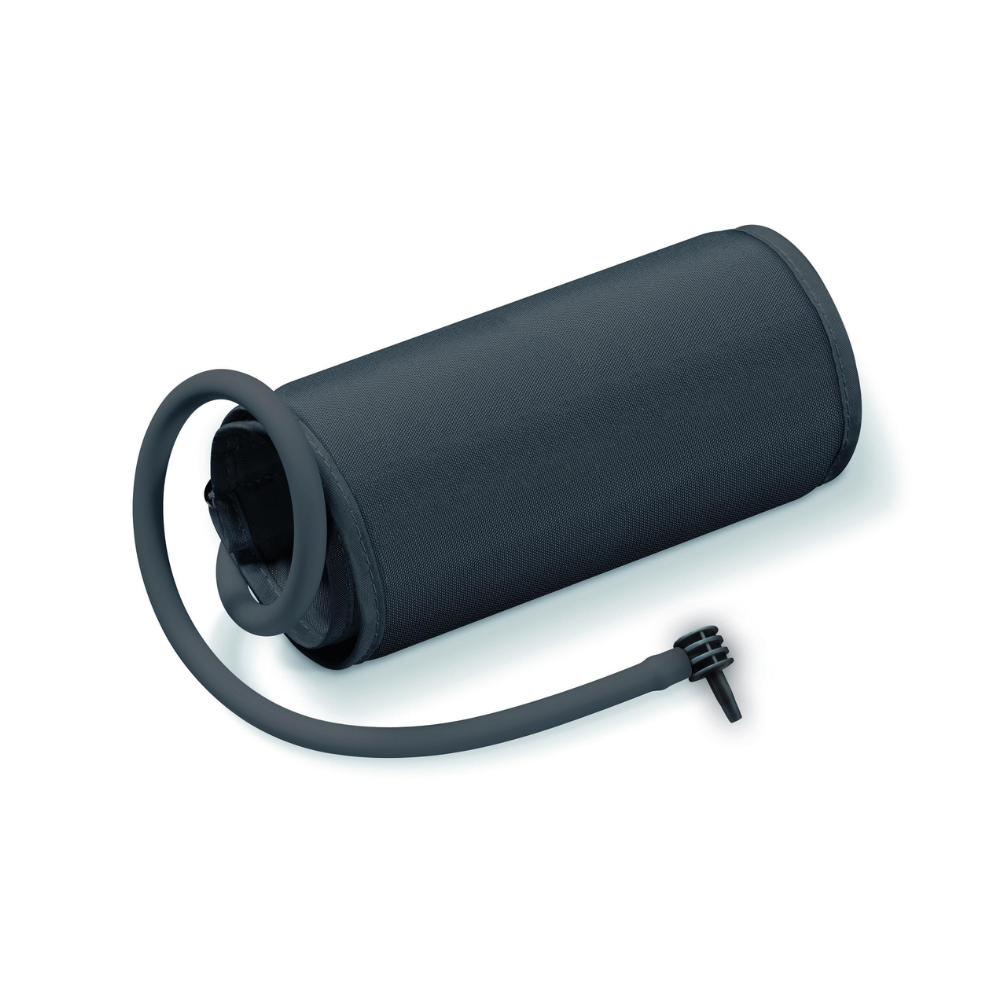 A Beurer braçadeira XL para medidor de pressão arterial BM 26, BM 40 da Beurer GmbH é uma braçadeira cilíndrica preta com tubo de borracha conectado e conector. O tubo está solto em torno da braçadeira, o que dá ao dispositivo inteiro uma aparência elegante e profissional. Este produto é tipicamente usado com o medidor de pressão arterial BM 26.