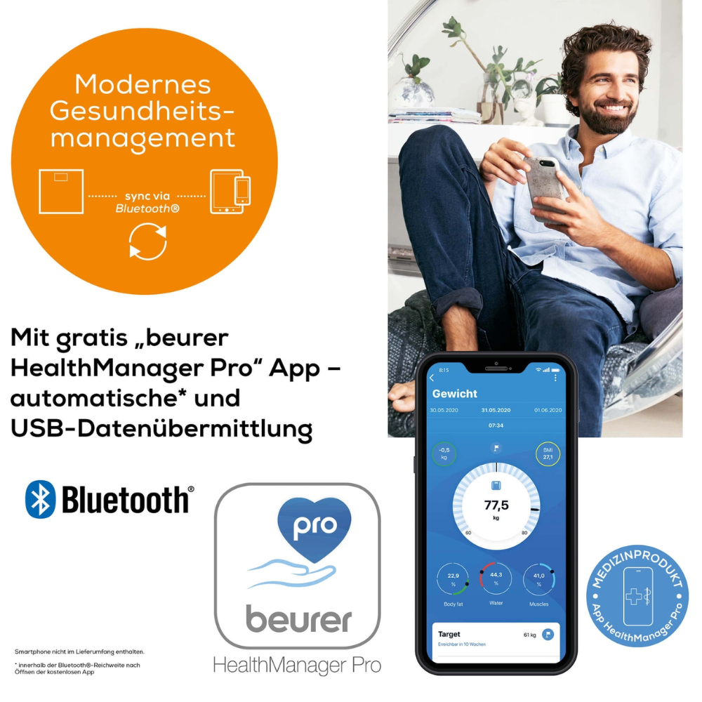 Uma imagem publicitária que apresenta o aplicativo „beurer HealthManager Pro“. A imagem mostra um homem segurando um smartphone, no qual é exibida a interface do aplicativo, que está conectado à balança de diagnóstico Beurer BF 105 BodyComplete da Beurer GmbH. O texto destaca a transmissão via Bluetooth, a transferência automática de dados USB e o acesso gratuito ao aplicativo.