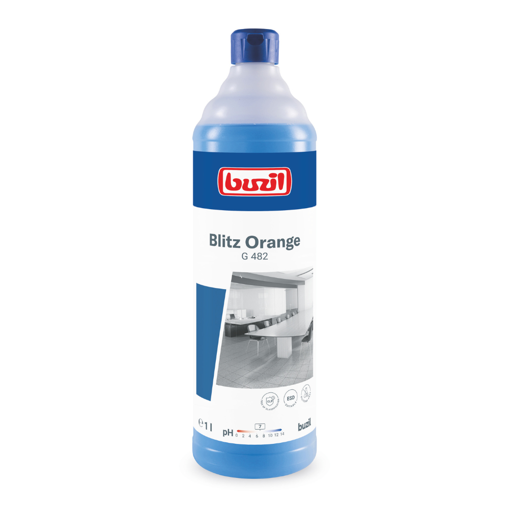 Eine Flasche Buzil Blitz Orange G 482 Universalreiniger von BUZIL-WERK Wagner GmbH & Co. KG wird ausgestellt. Sie verfügt über ein blaues Etikett mit weißem Text und einem Bild eines Reinraums, aus dem ein Orangenduft strömt. Die Flasche ist mit einem blauen Deckel verschlossen und enthält auf der Unterseite Maßangaben und pH-Wert-Details.