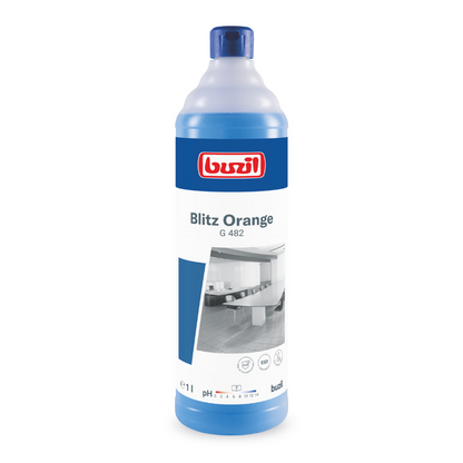 Uma garrafa de Buzil Blitz Orange G 482 Universalreiniger da BUZIL-WERK Wagner GmbH & Co. KG é exibida. Ela possui um rótulo azul com texto branco e uma imagem de uma sala limpa, da qual emana um aroma de laranja. A garrafa é fechada com uma tampa azul e contém na parte inferior informações de medição e detalhes de pH.