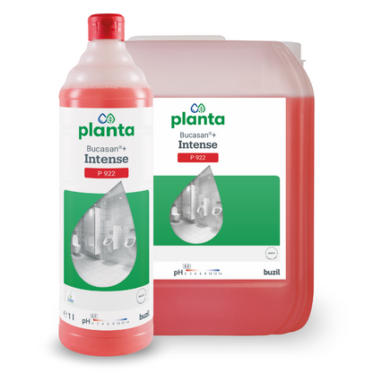 Estão expostos uma grande garrafa e um recipiente com a solução de limpeza Buzil Bucasan®+ Intense P 922, um limpador sanitário ecológico e descalcificador à base de ácido metanossulfónico da BUZIL-WERK Wagner GmbH & Co. KG. A garrafa vermelha está equipada com um rótulo com o nome do produto e imagem de banheiro, enquanto o recipiente é complementado por um esquema de cores semelhante.