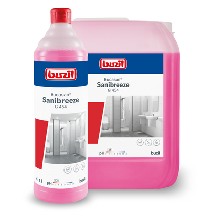 Uma garrafa e um recipiente Buzil Bucasan® Sanibreeze G 454 à base de ácido cítrico, limpador de manutenção sanitária da BUZIL-WERK Wagner GmbH & Co. KG, com um líquido rosa decorado com imagens de uma casa de banho impecável, servem como solução de limpeza eficiente. A garrafa permanece confiante à frente do recipiente maior, mostrando sua capacidade de manter eficazmente as condições higiénicas com sua fórmula de bloqueio de odores.