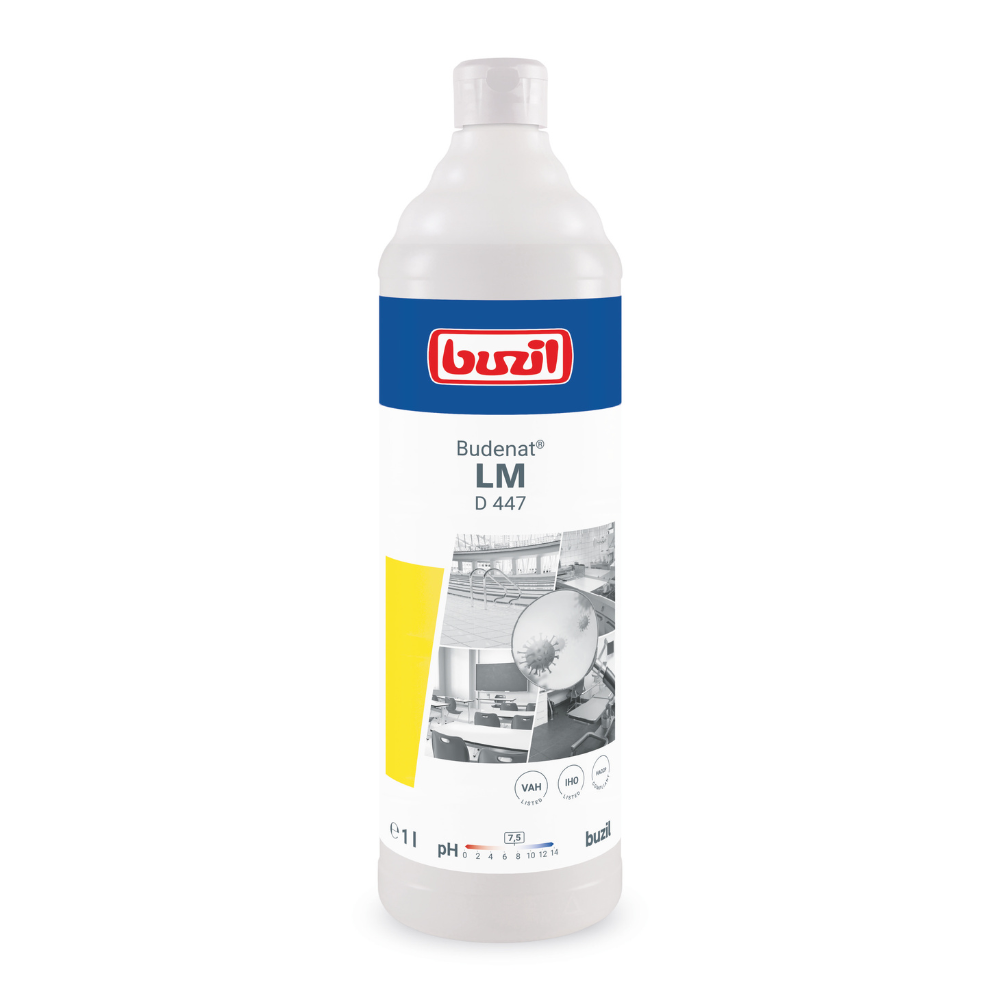 Uma garrafa de 1 litro de Buzil Budenat® LM D 447, um desinfetante suave para materiais para superfícies sensíveis. O rótulo exibe o logotipo da marca BUZIL-WERK Wagner GmbH & Co. KG em vermelho e branco com imagens que representam cenários de limpeza. A garrafa predominantemente branca é decorada com elementos em azul e amarelo.