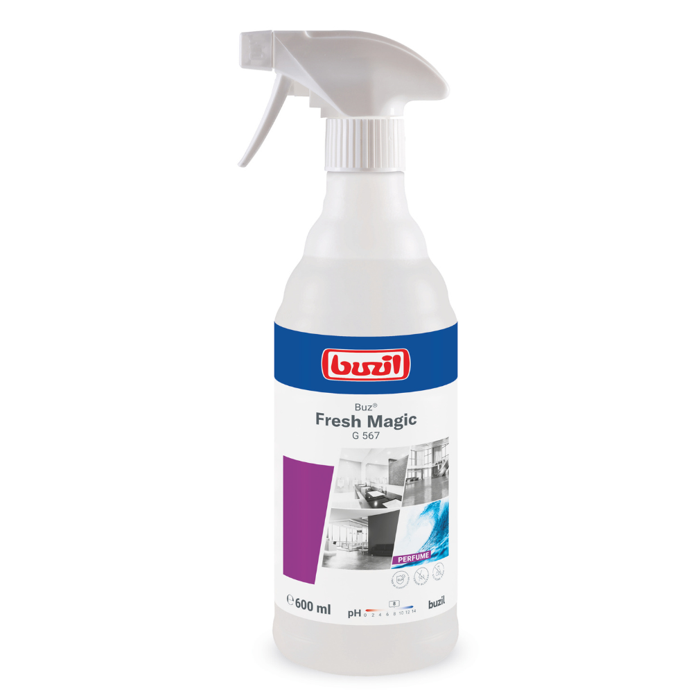 Frasco de spray transparente com a inscrição "Buzil Buz® Fresh Magic G 567 Spray Ambiental Pronto para Uso com Bloqueador de Odores Ativo" em design azul e violeta. Este produto de 600 ml da BUZIL-WERK Wagner GmbH & Co. KG contém a tecnologia de bloqueador de odores ativo para limpeza poderosa, com imagens de cozinha e banheiro destacando as capacidades de limpeza superiores.