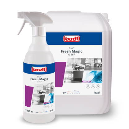 Exibidos estão um frasco de spray e uma embalagem grande com Buzil Buz® Fresh Magic G 567, um spray ambiental pronto para uso da BUZIL-WERK Wagner GmbH & Co. KG com bloqueador de odores ativo para uma neutralização eficaz de odores. Nos rótulos, há imagens de uma cozinha limpa e de um banheiro, além de informações sobre o valor de pH e a quantidade do produto.