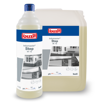 Exibidos estão dois produtos de limpeza: em primeiro plano está uma garrafa alta com tampa azul e a inscrição "Buzil Indumaster® Step IR 16 Limpeza industrial neutra e suave para materiais". Atrás, pode-se ver um recipiente maior com a mesma inscrição. Ambos os recipientes mostram imagens de diferentes superfícies.