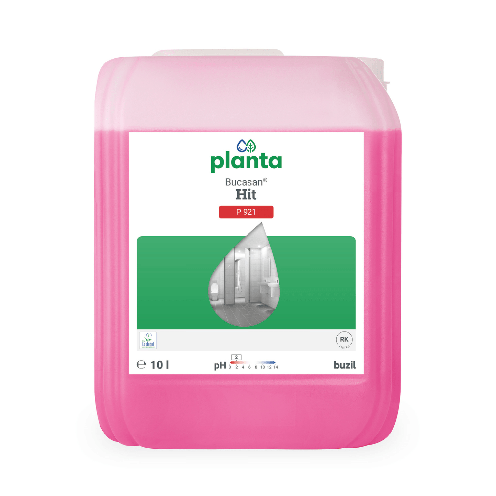 Um recipiente rosa de 10 litros com Buzil Planta Bucasan® Hit P 921, um limpador sanitário ecológico, possui um rótulo verde e branco com uma gota de água e uma imagem de casa de banho. A fórmula com pH 1 garante um brilho sem manchas. No canto inferior direito está o nome da marca BUZIL-WERK Wagner GmbH & Co. KG.