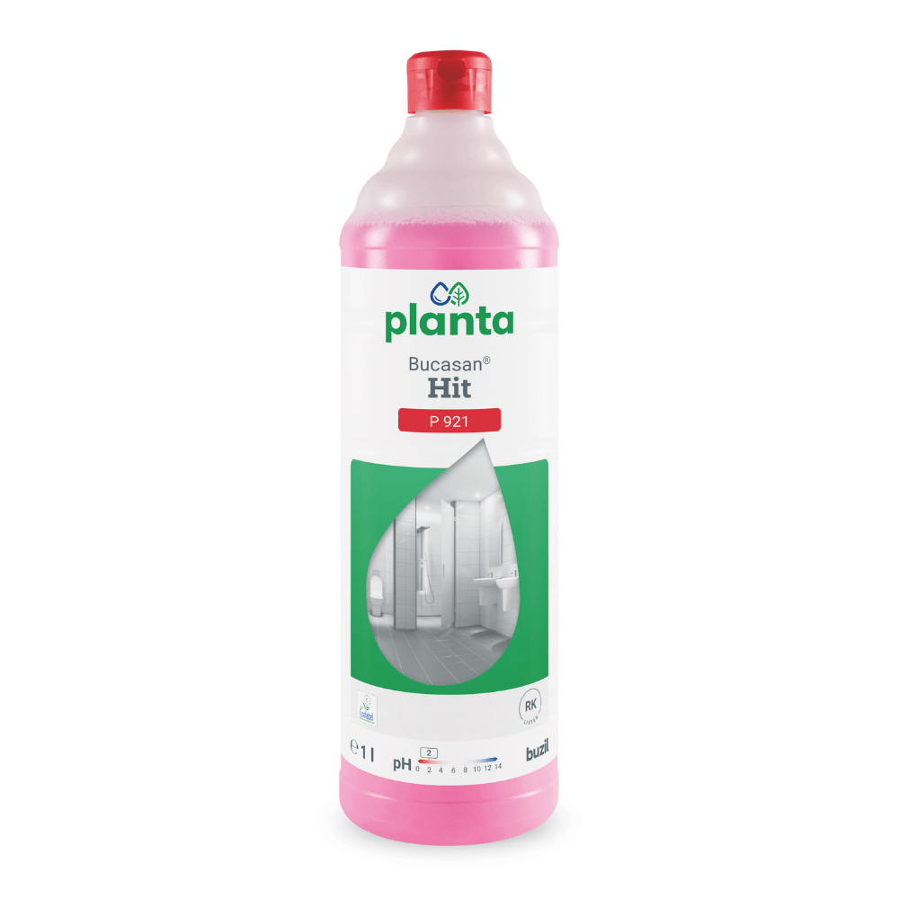 Uma garrafa rosa de Buzil Planta Bucasan® Hit P 921, um limpador sanitário ecológico da BUZIL-WERK Wagner GmbH & Co. KG, mostra no seu rótulo uma casa de banho, destacando a sua eficácia como removedor de calcário para um brilho sem manchas. A garrafa de 1 litro é equipada com uma tampa vermelha.