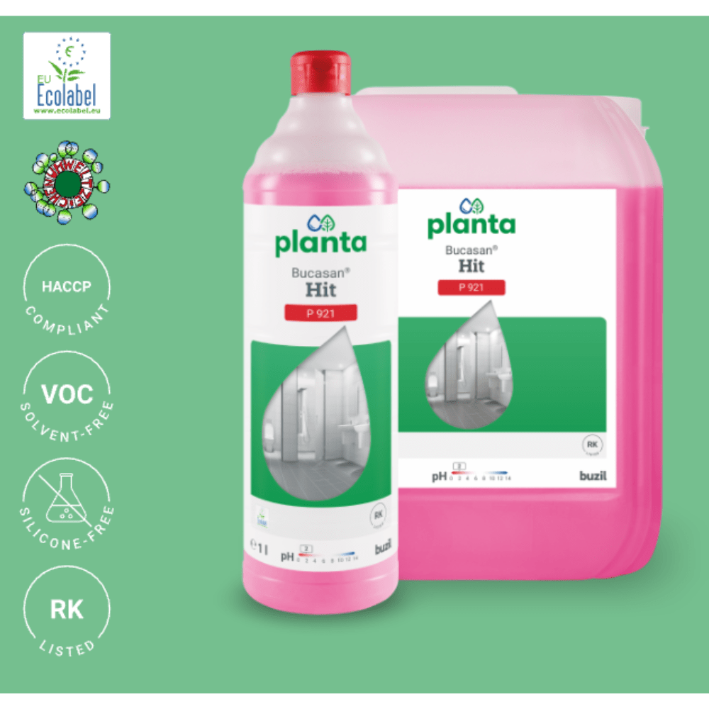 A imagem mostra uma garrafa rosa e um recipiente rosa maior com Buzil Planta Bucasan® Hit P 921, um limpador sanitário ecológico da BUZIL-WERK Wagner GmbH & Co. KG. É conhecido pelo seu brilho sem manchas e cumpre os padrões HACCP. Além disso, é livre de COVs e silicone e ostenta orgulhosamente o rótulo ecológico da UE, bem como símbolos que destacam suas propriedades ecológicas.