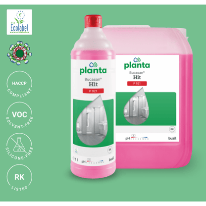 A imagem mostra uma garrafa rosa e um recipiente rosa maior com Buzil Planta Bucasan® Hit P 921, um limpador sanitário ecológico da BUZIL-WERK Wagner GmbH & Co. KG. É conhecido pelo seu brilho sem manchas e cumpre os padrões HACCP. Além disso, é livre de COVs e silicone e ostenta orgulhosamente o rótulo ecológico da UE, bem como símbolos que destacam suas propriedades ecológicas.
