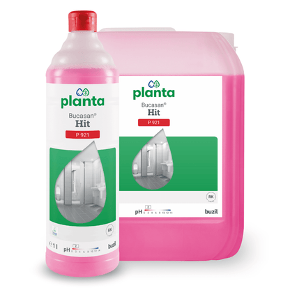 Uma garrafa rosa e um recipiente com Buzil Planta Bucasan® Hit P 921, um limpador sanitário ecológico da BUZIL-WERK Wagner GmbH & Co. KG, com rótulos com imagens que mostram uma casa de banho impecável e sem manchas. Esta solução eficaz para remoção de calcário tem um valor de pH de 2 para uma limpeza superior.