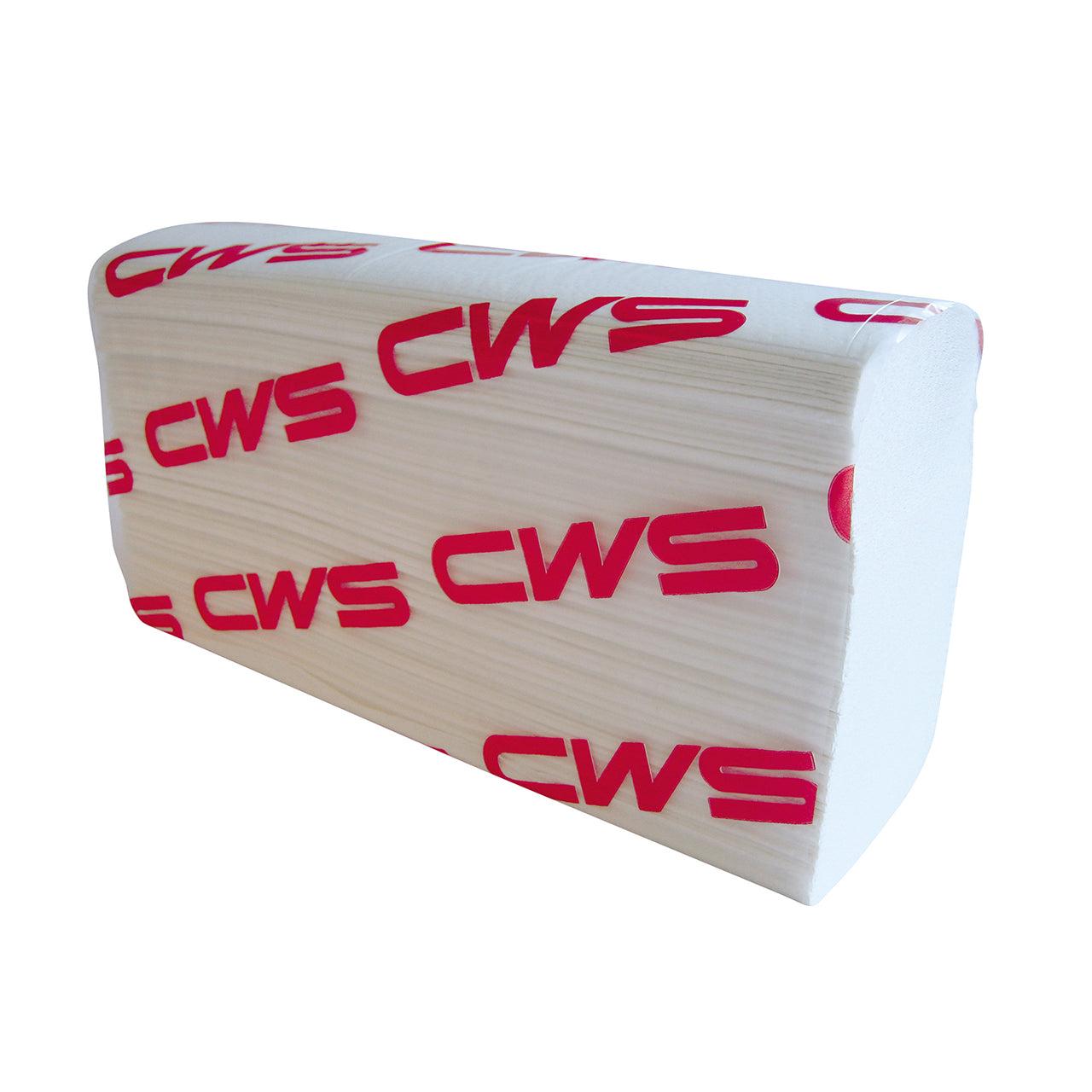 Um monte de toalhas de papel recicladas CWS dobradas em zigue-zague, 2 camadas, com a inscrição vermelha "CWS" em cada folha - ideal para secagem higiénica das mãos. Disponível em caixa (25 pacotes), Marca: CWS.
