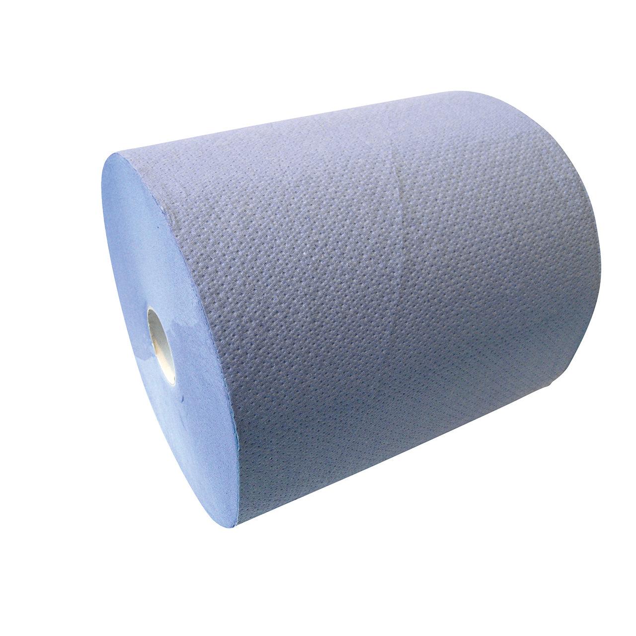 Um grande rolo de toalha de papel CWS de 3 camadas, não perfurado, da CWS, está diagonalmente sobre um fundo branco e tem uma superfície azul texturizada.