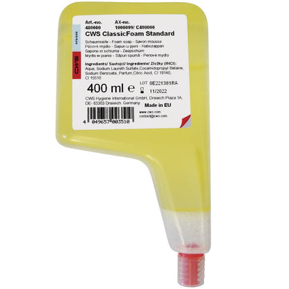 Um cartucho recarregável amarelo de 400 ml de espuma de sabão concentrada padrão CWS com tampa vermelha e rótulo branco, no qual estão indicados detalhes do produto, ingredientes, código de barras e informações do fabricante. Testado dermatologicamente como compatível com a pele. Marca: CWS.