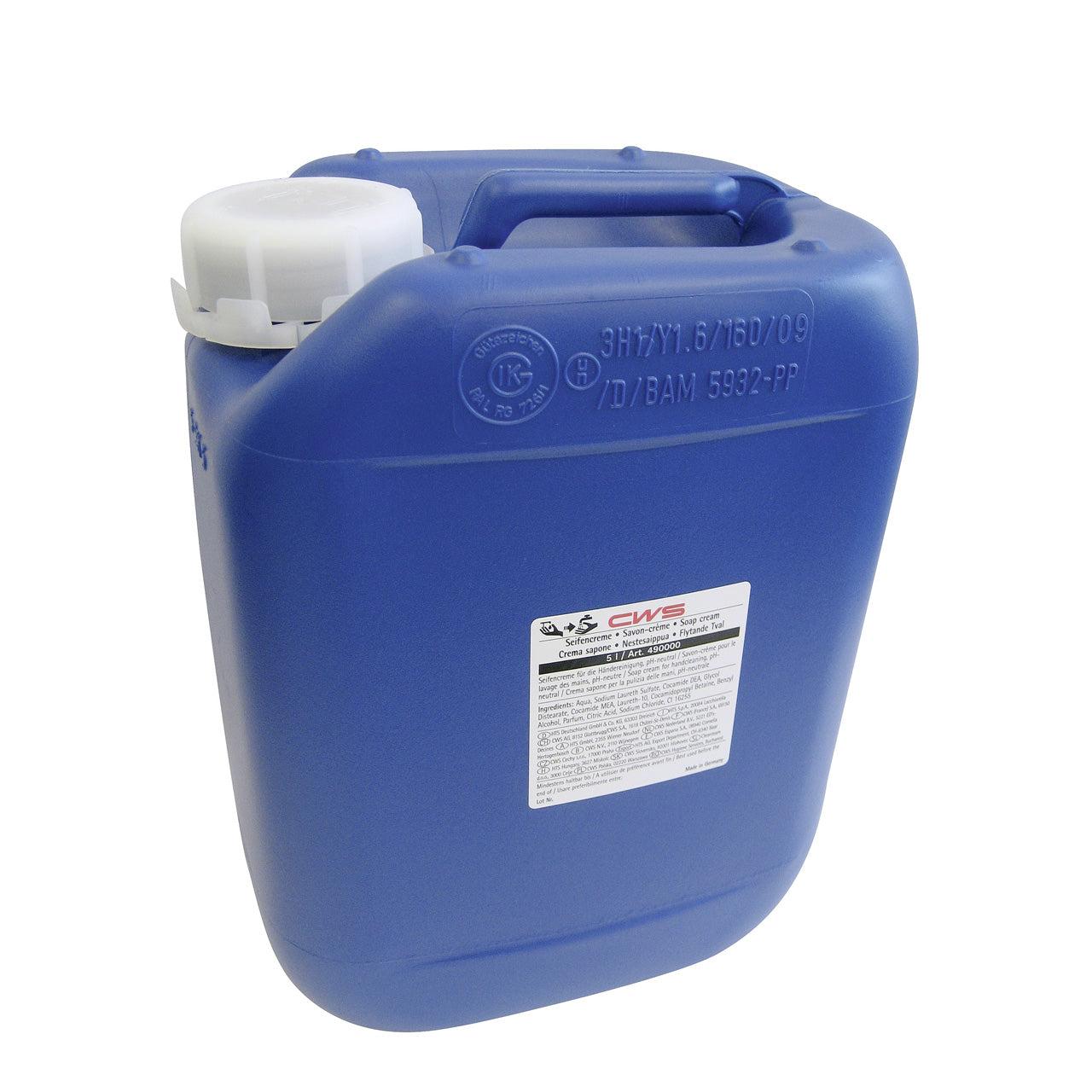 Um recipiente de plástico azul de 5L CWS com tampa de rosca branca e pega contém creme de sabão líquido CWS. O recipiente tem uma etiqueta retangular branca com texto e símbolos na frente.