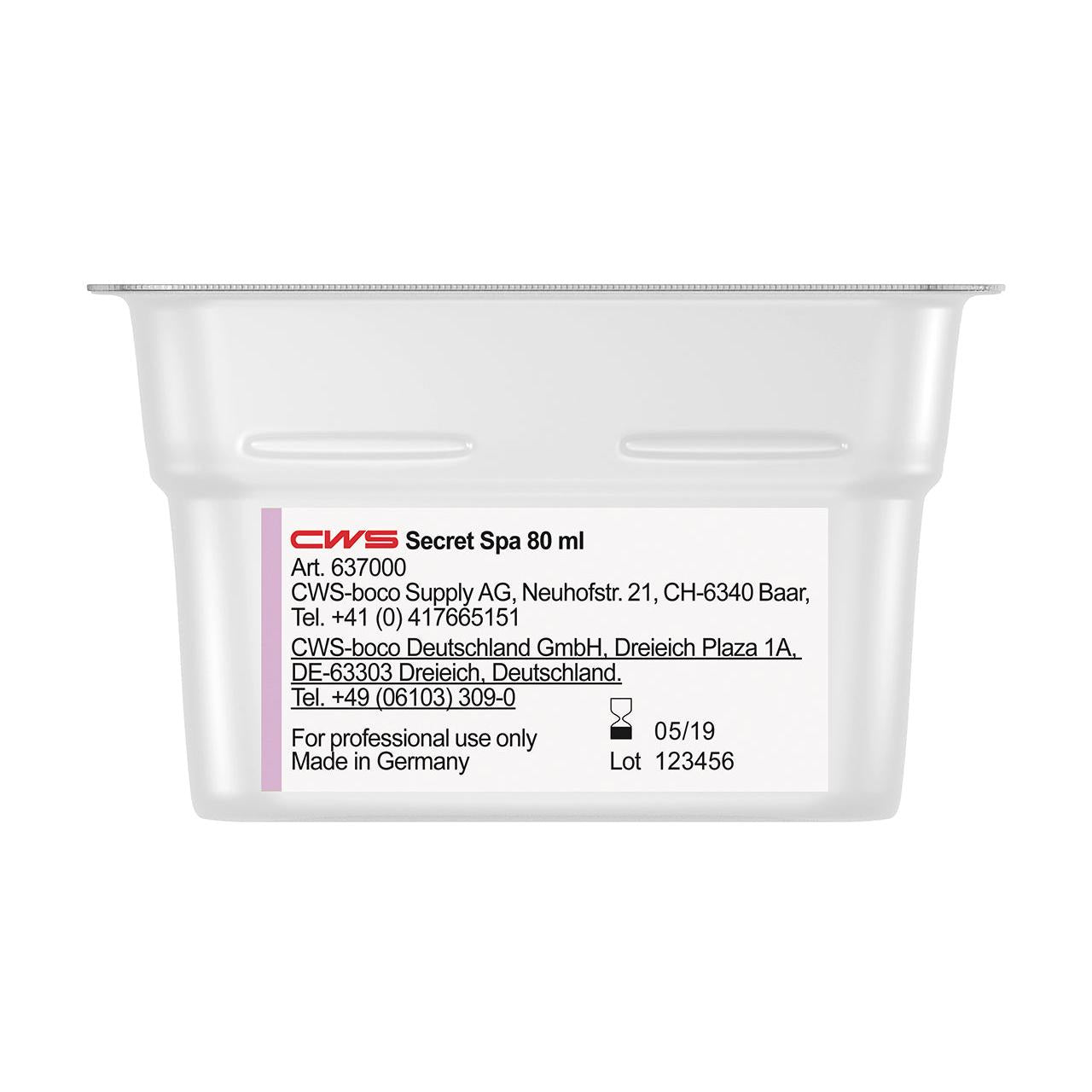 Um recipiente de plástico branco de 80 ml com a inscrição "CWS ParadiseLine Fragrância para Casa de Banho para Dispensador de Fragrâncias Paradise Air Bar" da CWS, com informações de contato, lote 123456, data 05/19, "Fabricado na Alemanha" e "Apenas para uso profissional".