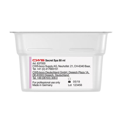 Um recipiente de plástico branco de 80 ml com a inscrição "CWS ParadiseLine Fragrância para Casa de Banho para Dispensador de Fragrâncias Paradise Air Bar" da CWS, com informações de contato, lote 123456, data 05/19, "Fabricado na Alemanha" e "Apenas para uso profissional".