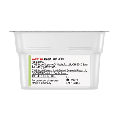 Um pequeno recipiente de plástico retangular com a inscrição "CWS ParadiseLine Fragrância para Casa de Banho para Dispensador de Fragrâncias Paradise Air Bar" da CWS, com dados de contato, informações do fabricante e instruções de uso em uma etiqueta lateral branca.