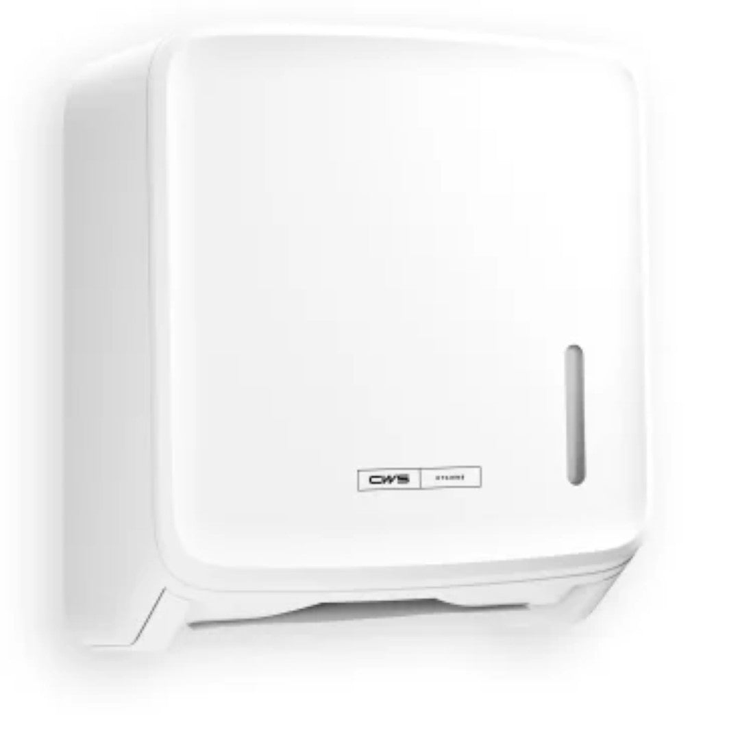 O dispensador de papel dobrável CWS PureLine | Embalagem (1 peça) da CWS é um dispensador branco montado na parede com uma janela de visualização vertical para controle do estoque de papel e uma etiqueta de marca, ideal para armazenamento higiênico, representado em um fundo branco simples.