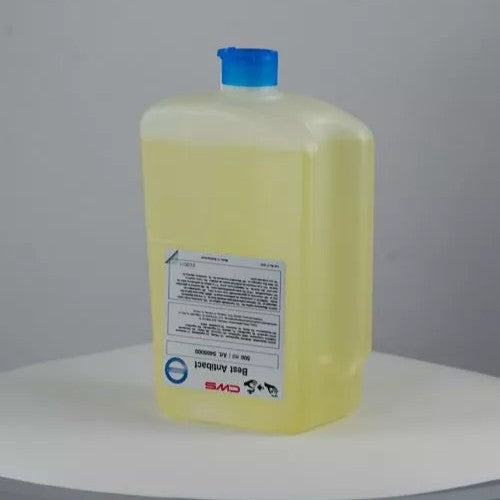 Uma garrafa retangular e transparente de 500 ml de creme de sabão CWS Best Antibact com tampa azul e sabão amarelo está sobre uma superfície redonda e branca. O rótulo frontal destaca os benefícios do cuidado da pele.