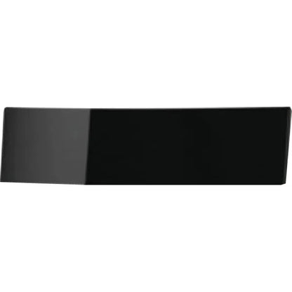 Um painel frontal CWS retangular, preto brilhante, para papel higiénico Paradise com um lado esquerdo ligeiramente inclinado, apresentado diante de um fundo branco.