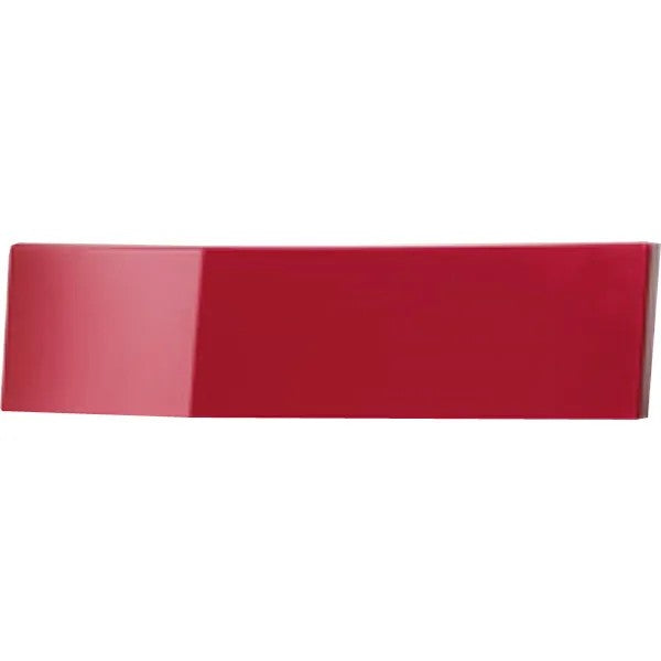 Um painel frontal CWS vermelho brilhante para papel higiénico Paradise da CWS com uma forma retangular ligeiramente curvada, fotografado diante de um fundo branco.