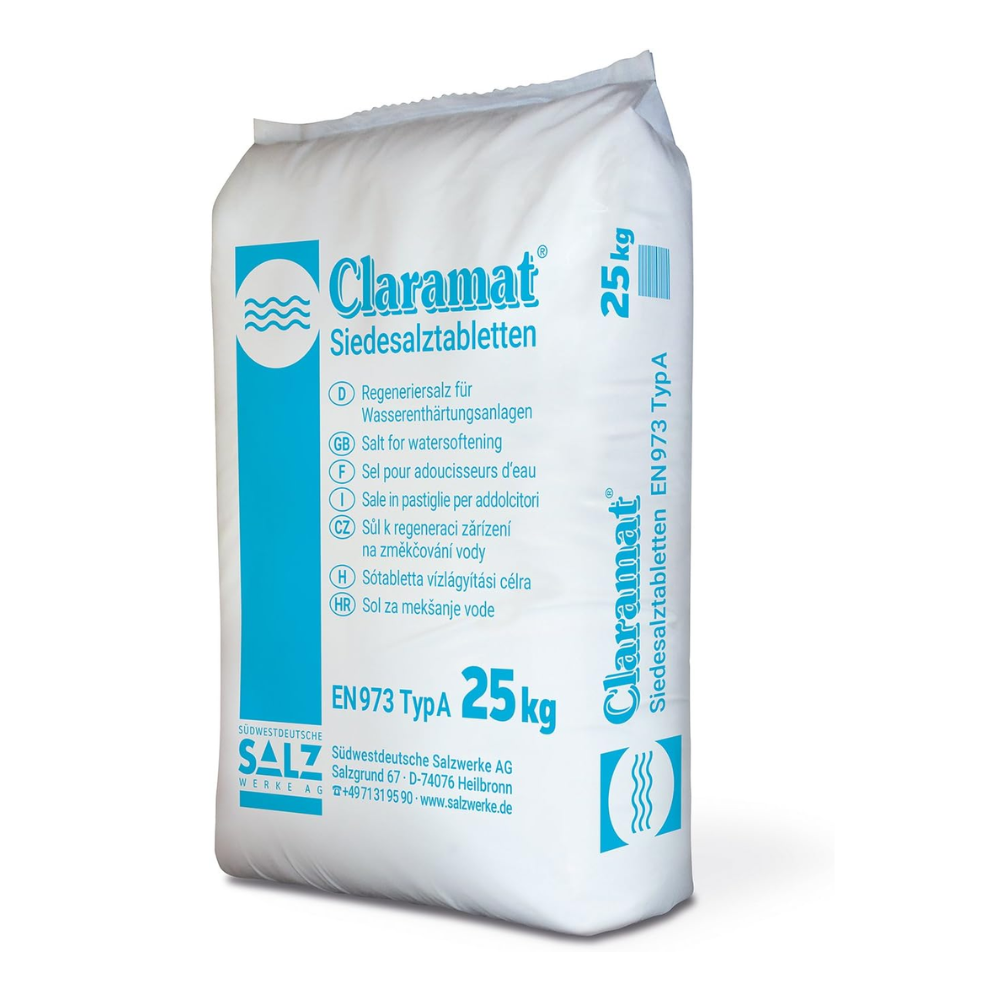 É visível o saco de 25 kg de Claramat® pastilhas de sal de regeneração da Südwestdeutsche Salzwerke AG. A embalagem é predominantemente branca, com texto azul e logotipo, destacando as propriedades e aplicações do produto, como a descalcificação da água em sistemas de troca iónica e regeneração de sal.