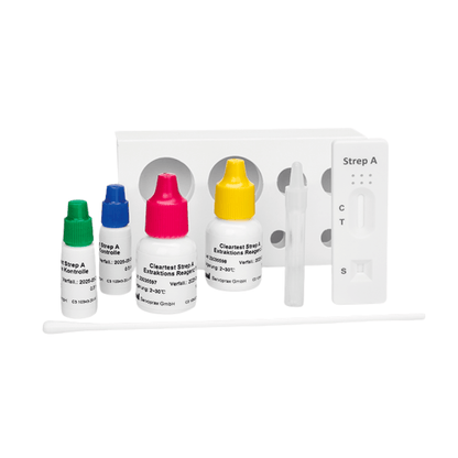 Em uma superfície branca está o kit de teste em cassete Cleartest Strep-A da Servoprax GmbH, que contém quatro frascos de solução coloridos, um teste em cassete rotulado com "Strep A", um swab e um tubo. Este conjunto abrangente fornece resultados precisos para o teste de estreptococos do grupo A confortavelmente em casa.