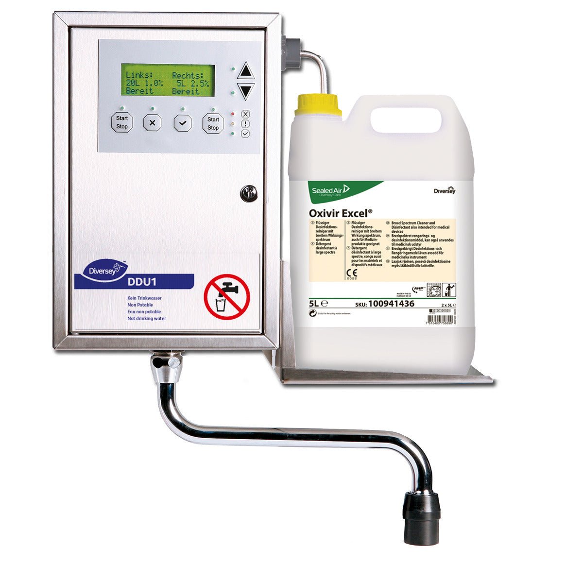 Um Diversey DDU1 Unidade de Dosagem Digital montada na parede para Oxivir Excel 2x5l com visor e botões está instalada ao lado de um recipiente de 5 litros de Oxivir Excel, que é mantido na sua bandeja para permitir uma dosagem precisa.