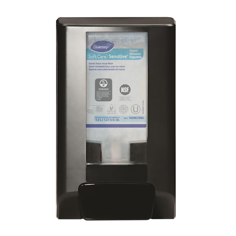 Um dispensador de parede preto IntelliCare Manual 1 unid. da Diversey Deutschland GmbH & Co. OHG dispensa "Soft Care Sensitive Foam" de uma bolsa de recarga com informações visíveis do produto e logotipos de certificação para aplicação higiênica na frente.
